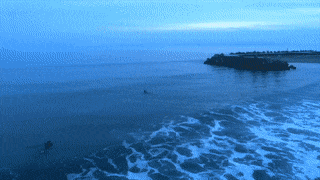 サーフィンをしている様子gif